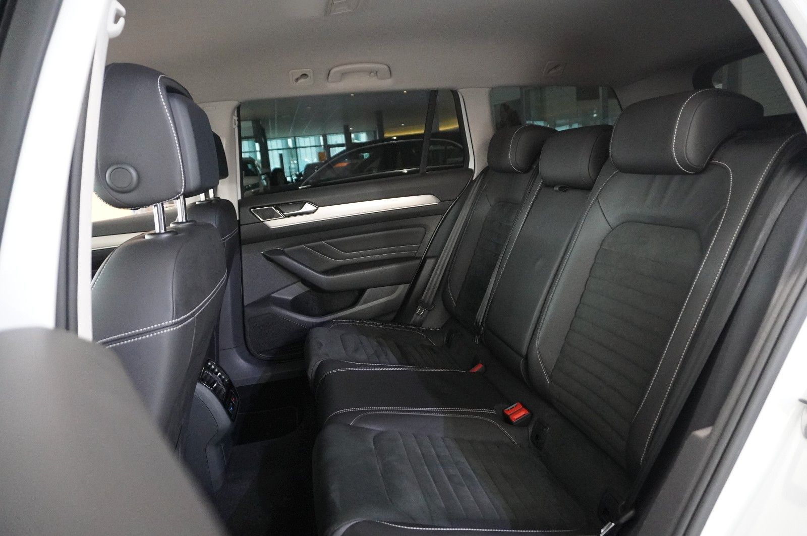 Fahrzeugabbildung Volkswagen Passat VARI. 2.0D R-LINE 4M NAVI/LED/KAMERA/AHK