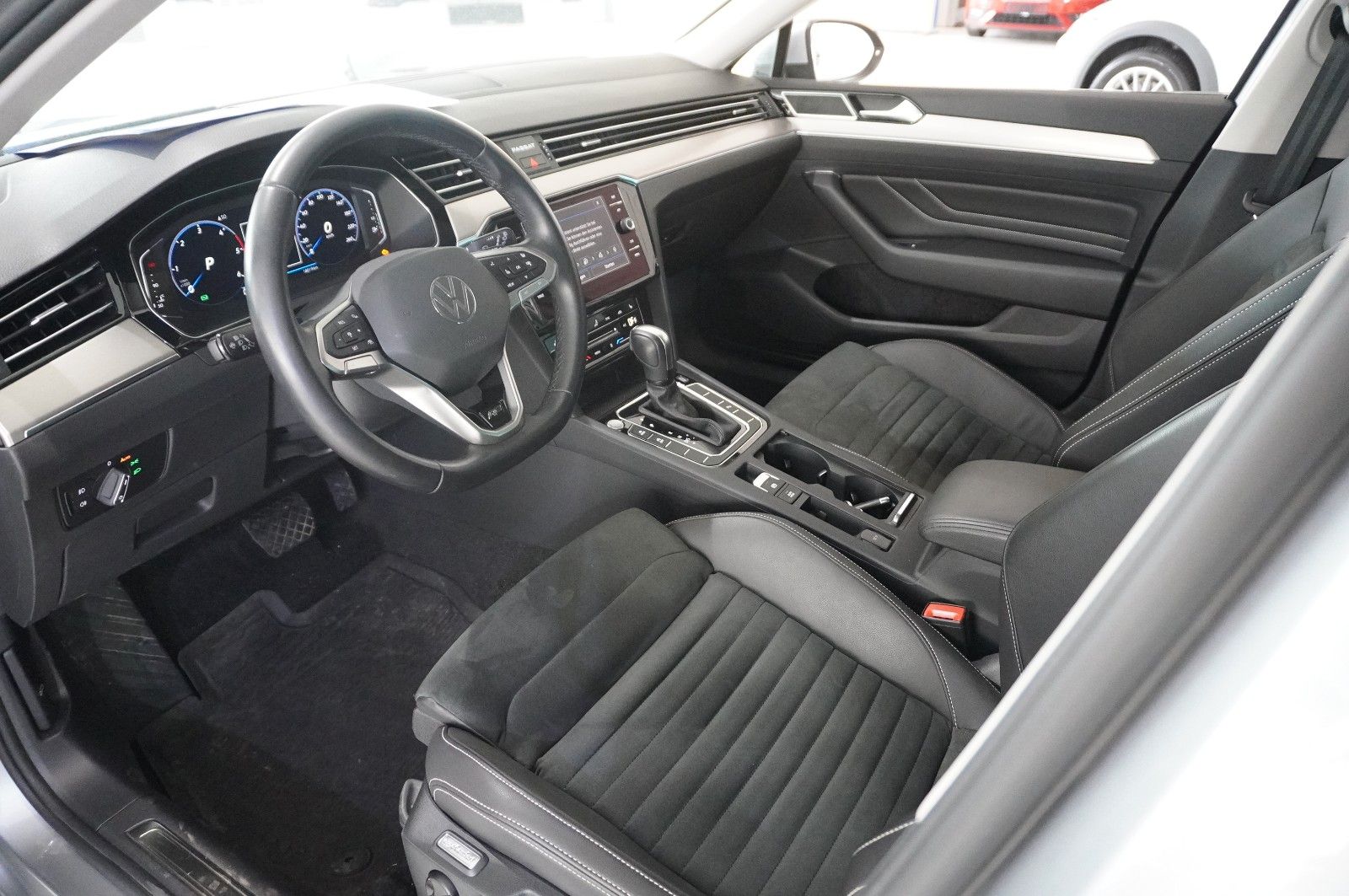 Fahrzeugabbildung Volkswagen Passat VARI. 2.0D R-LINE 4M NAVI/LED/KAMERA/AHK