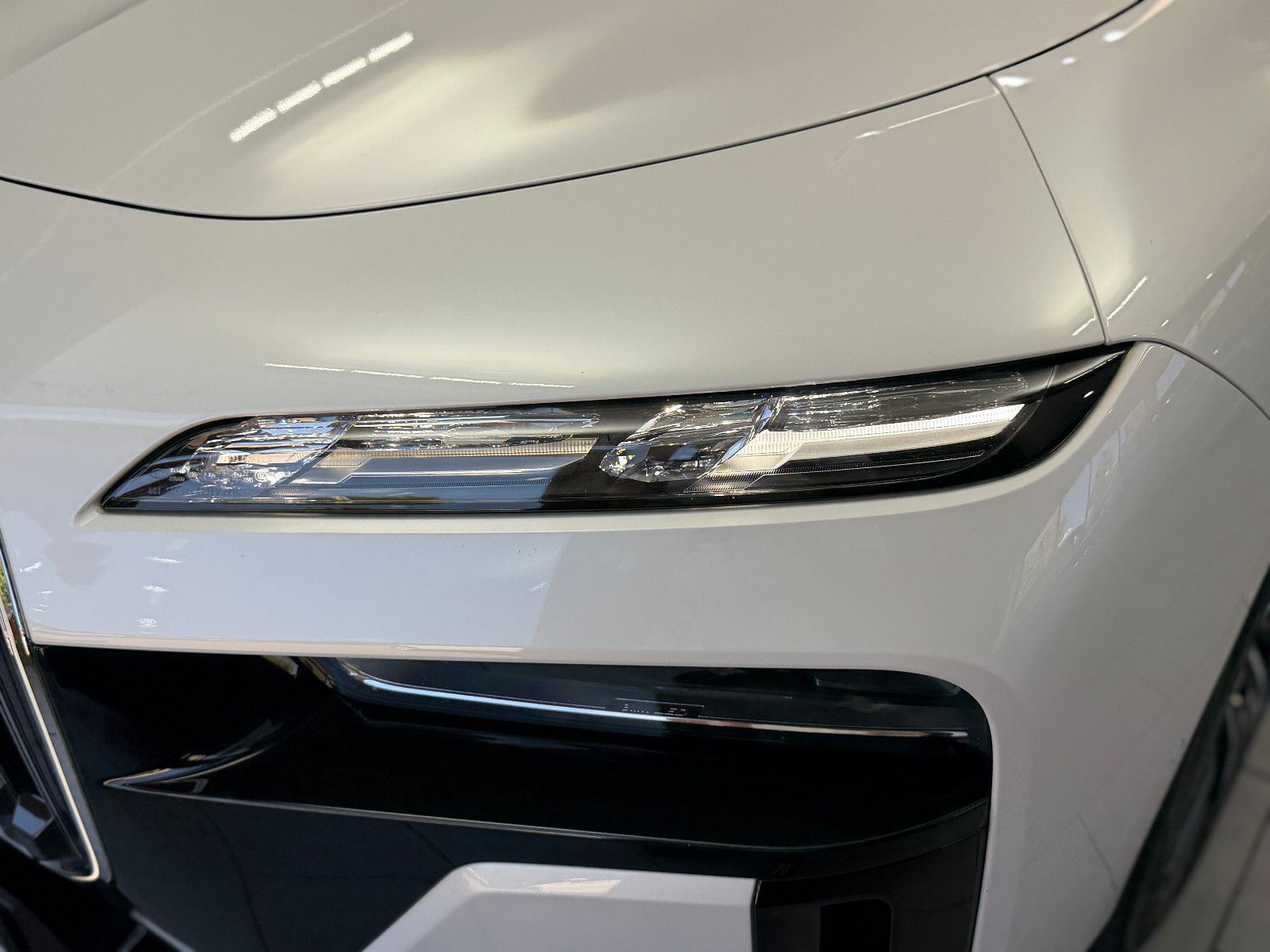 Fahrzeugabbildung BMW M760 e xDrive M-SPORT|TV|B&W|SKY-LOUNGE|MEGAVOLL