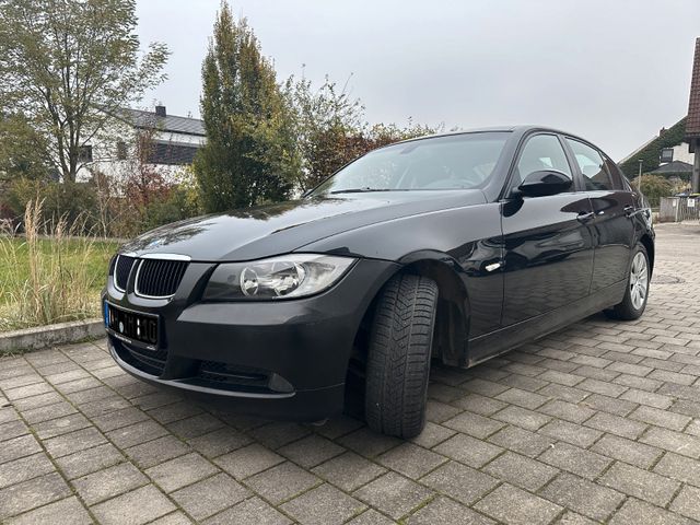 BMW 320i   E90 Lim. Schiebedach, Scheckheft bei BMW 