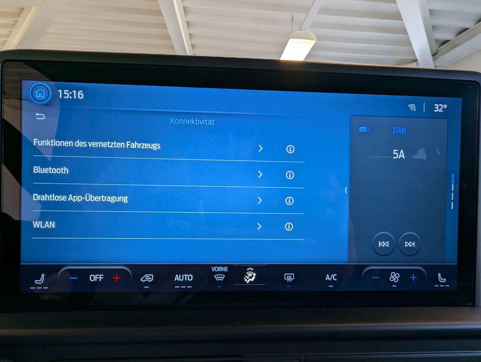 Fahrzeugabbildung Ford Transit Custom 320 L1 Navi 8-Sitze LED Kamera
