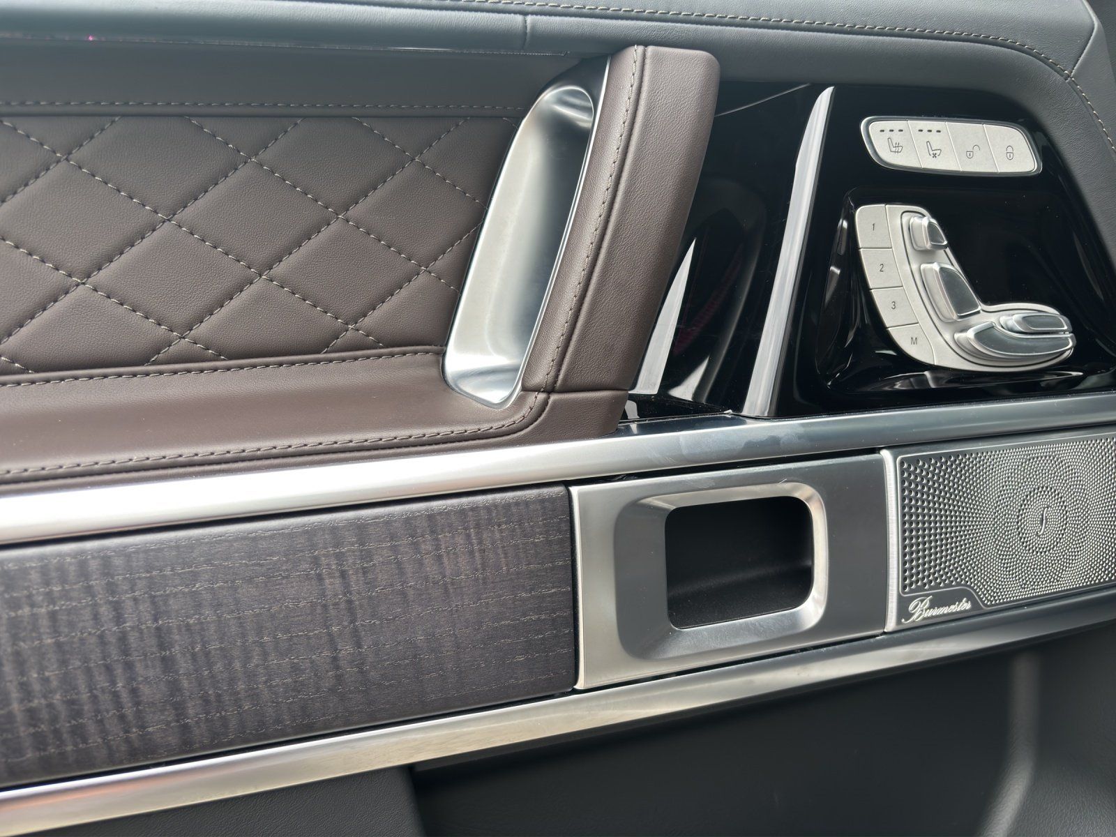 Fahrzeugabbildung Mercedes-Benz G63AMG 4x4² Dachträger MAGNO Kirschholzboden NEU