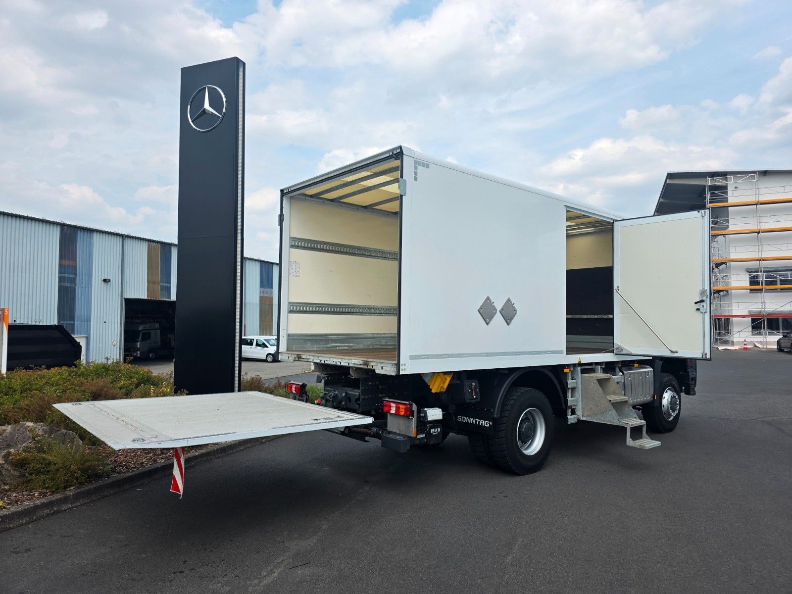 Fahrzeugabbildung Mercedes-Benz Arocs 1827 A 4x4 LBW Tür+Treppe Schalter 2 Stück
