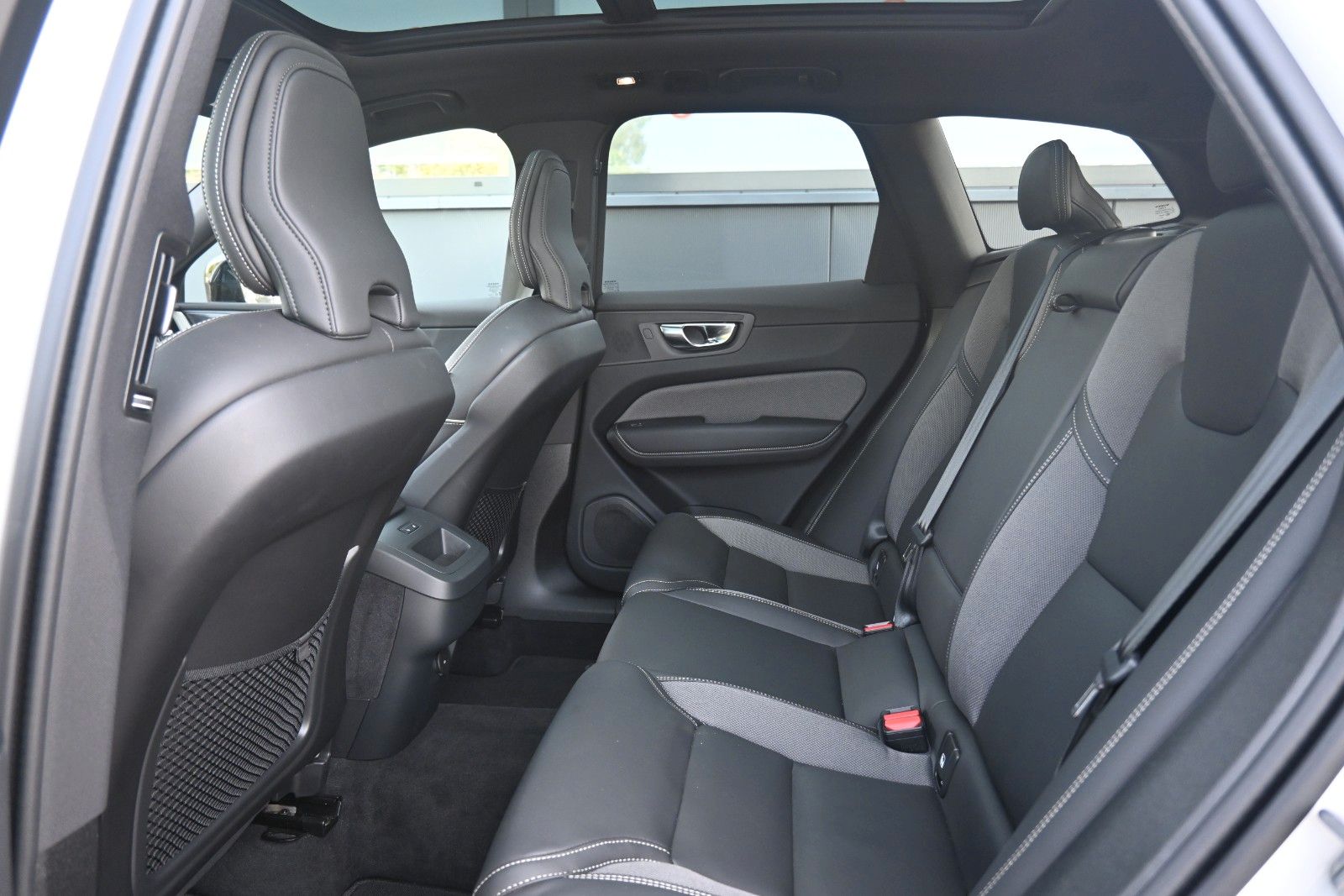 Fahrzeugabbildung Volvo XC60 B5 AWD Plus Dark*LED*PANO*360*H&K*BLIS