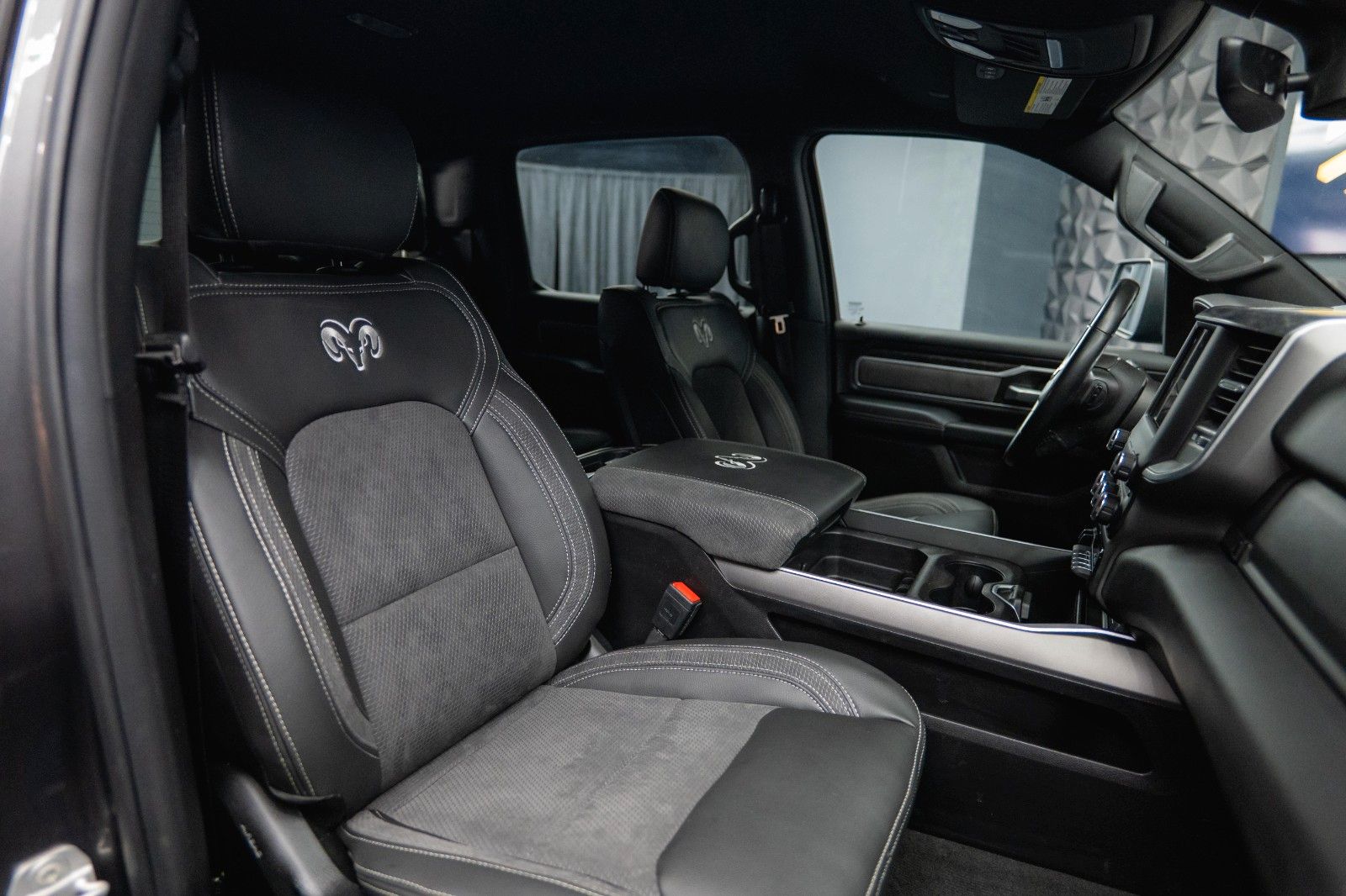 Fahrzeugabbildung Dodge RAM 5.7 V8 HEMI 4x4 OFFROAD NIGHT-Edition LED