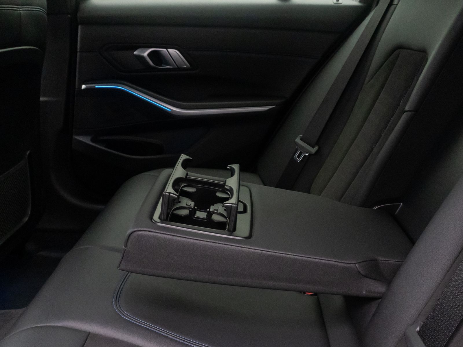 Fahrzeugabbildung BMW 330e M Sport Kamera HUD DAB Laser HiFi Alarm 18"