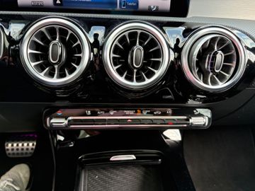 Fahrzeugabbildung Mercedes-Benz A 200d Special Edition AMG Pano DAB Night Paket