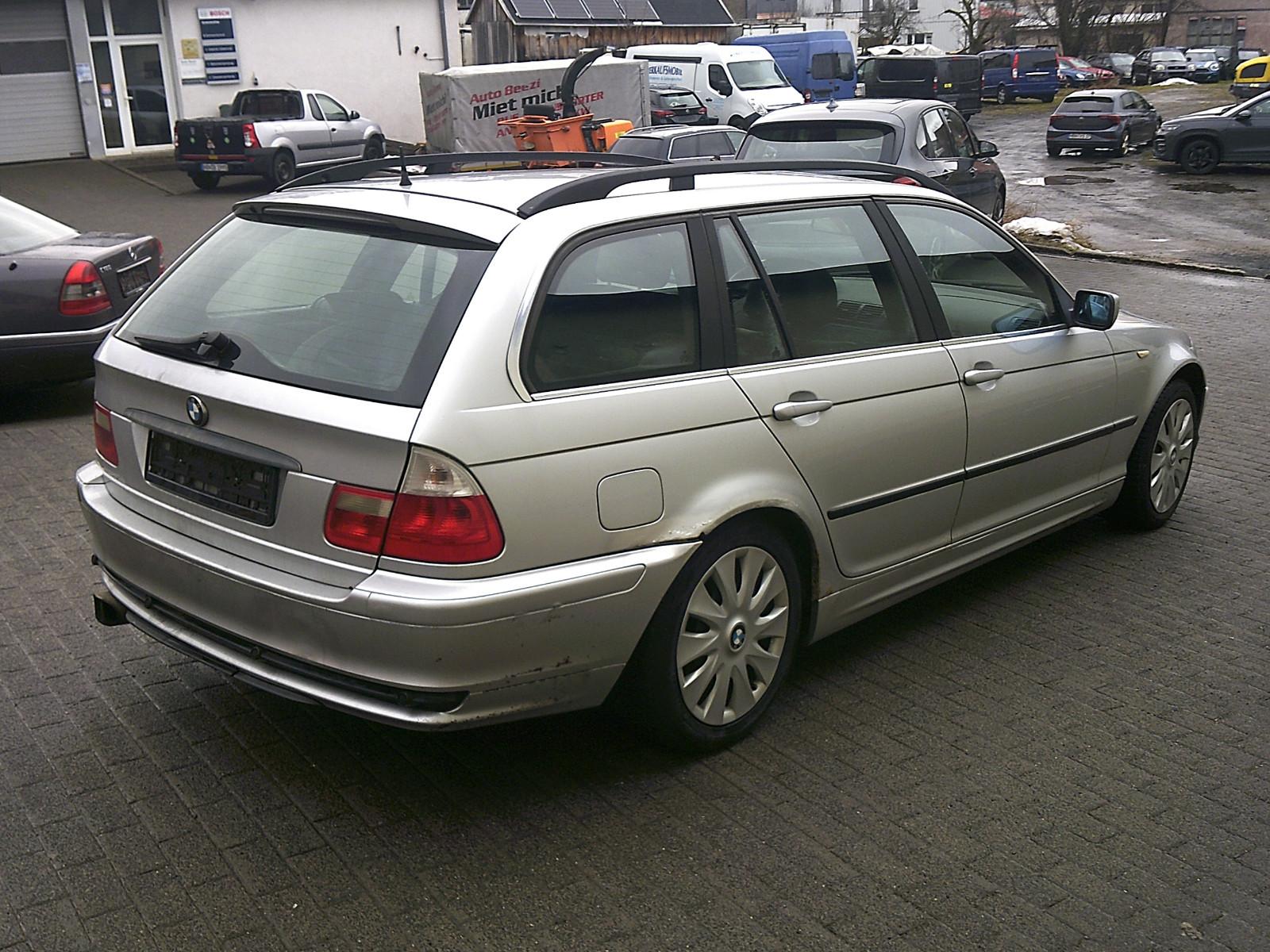 BMW 320 2004 — interior