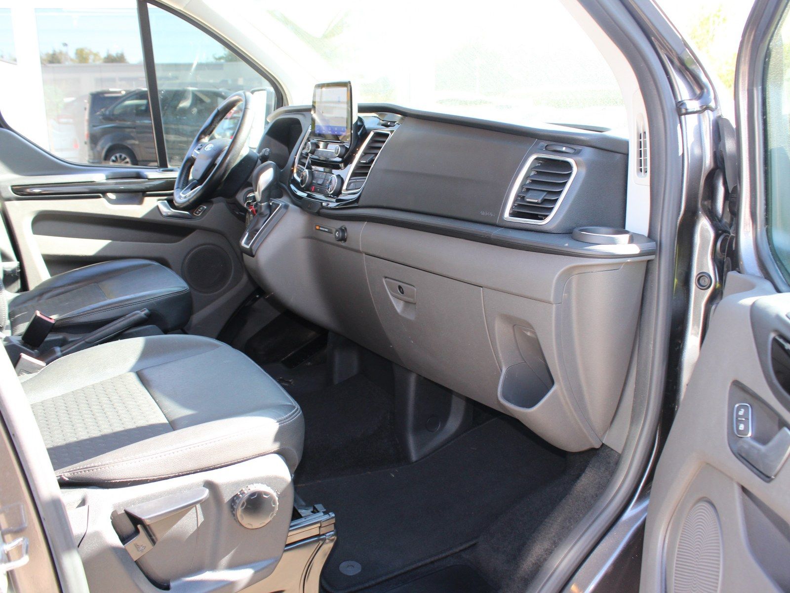 Fahrzeugabbildung Ford Transit Custom 320 L1 Sport 2,0 TDCi