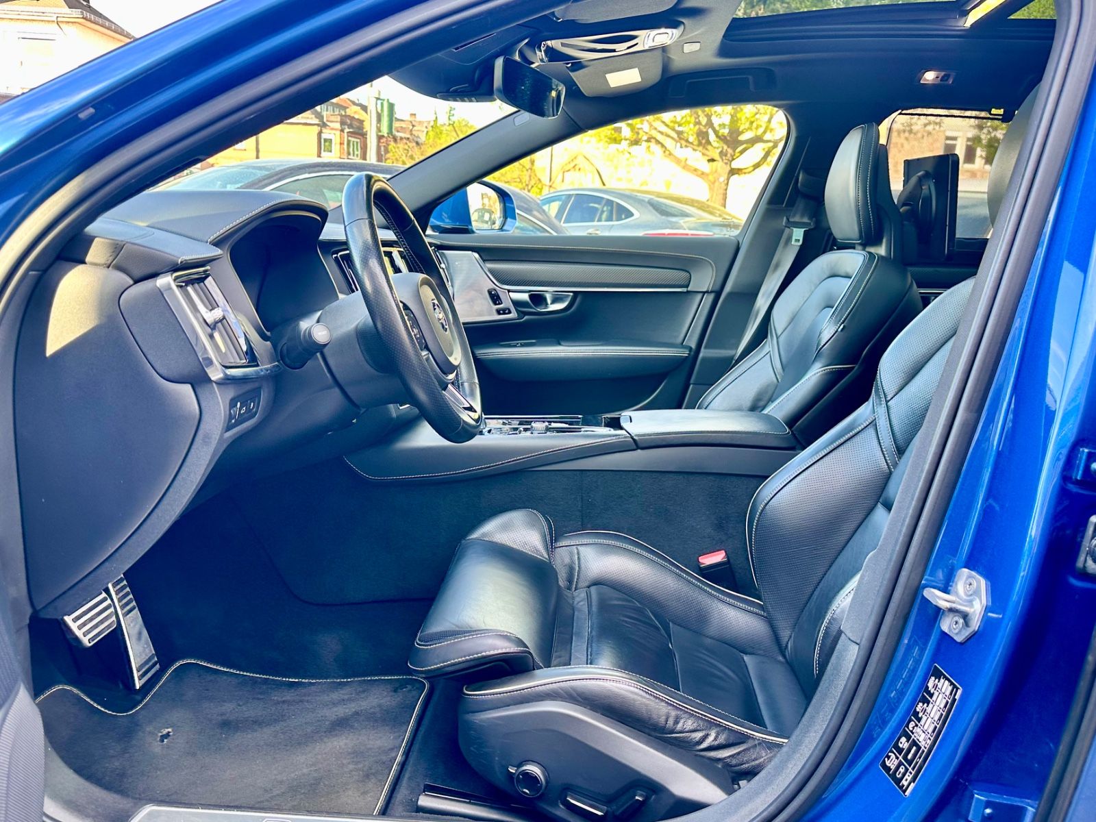 Fahrzeugabbildung Volvo V90 KOMBI T8 R-DESIGN HYBRID AWD*AHK+VOLL+MOD.19