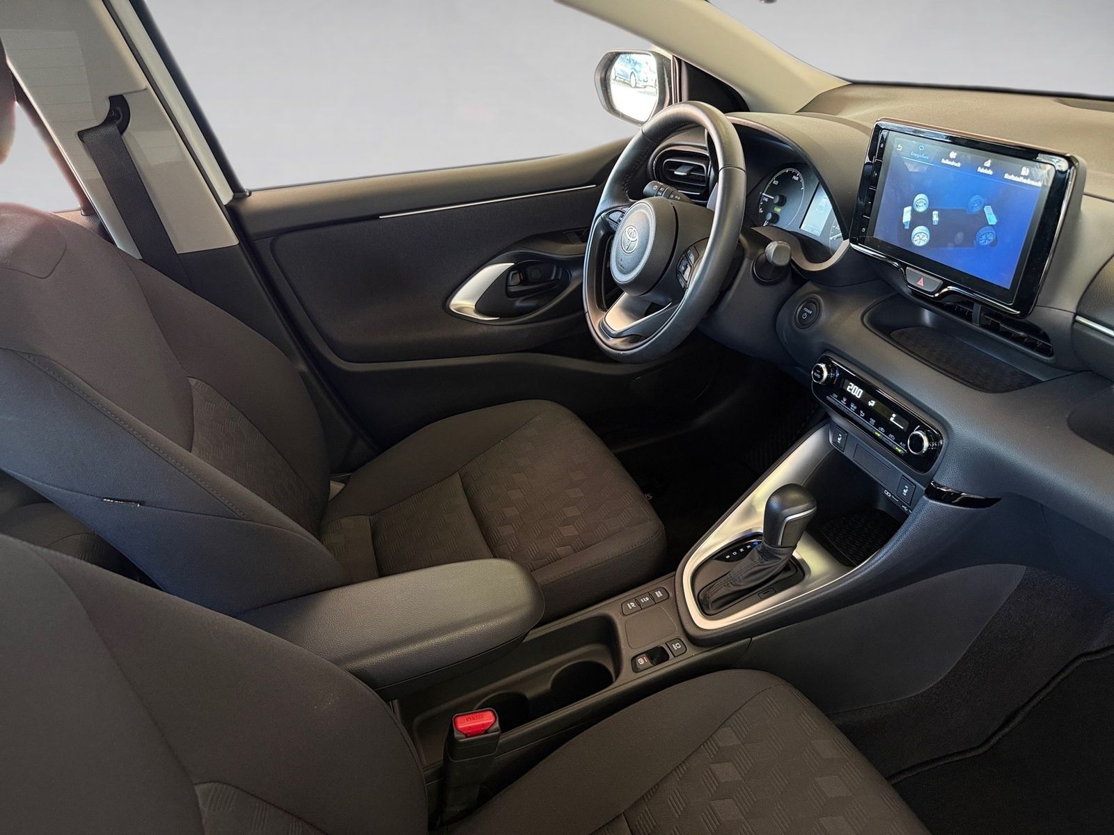 Fahrzeugabbildung Toyota Yaris 1.5 Business Edition KlimaA,Navi,SHZ,ACC