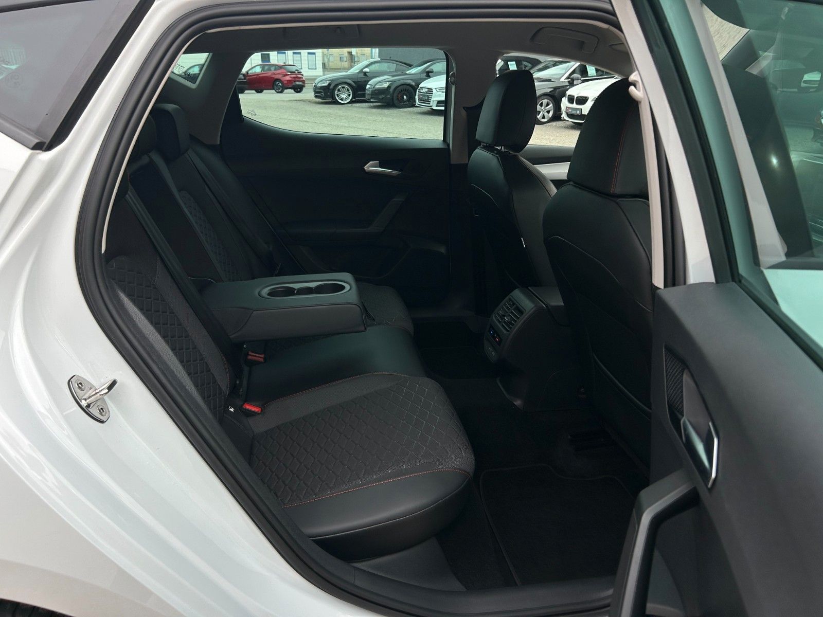 Fahrzeugabbildung SEAT Leon 1.5 TSI FR ACC LED VC SHZ LHZ Kam Ambiente