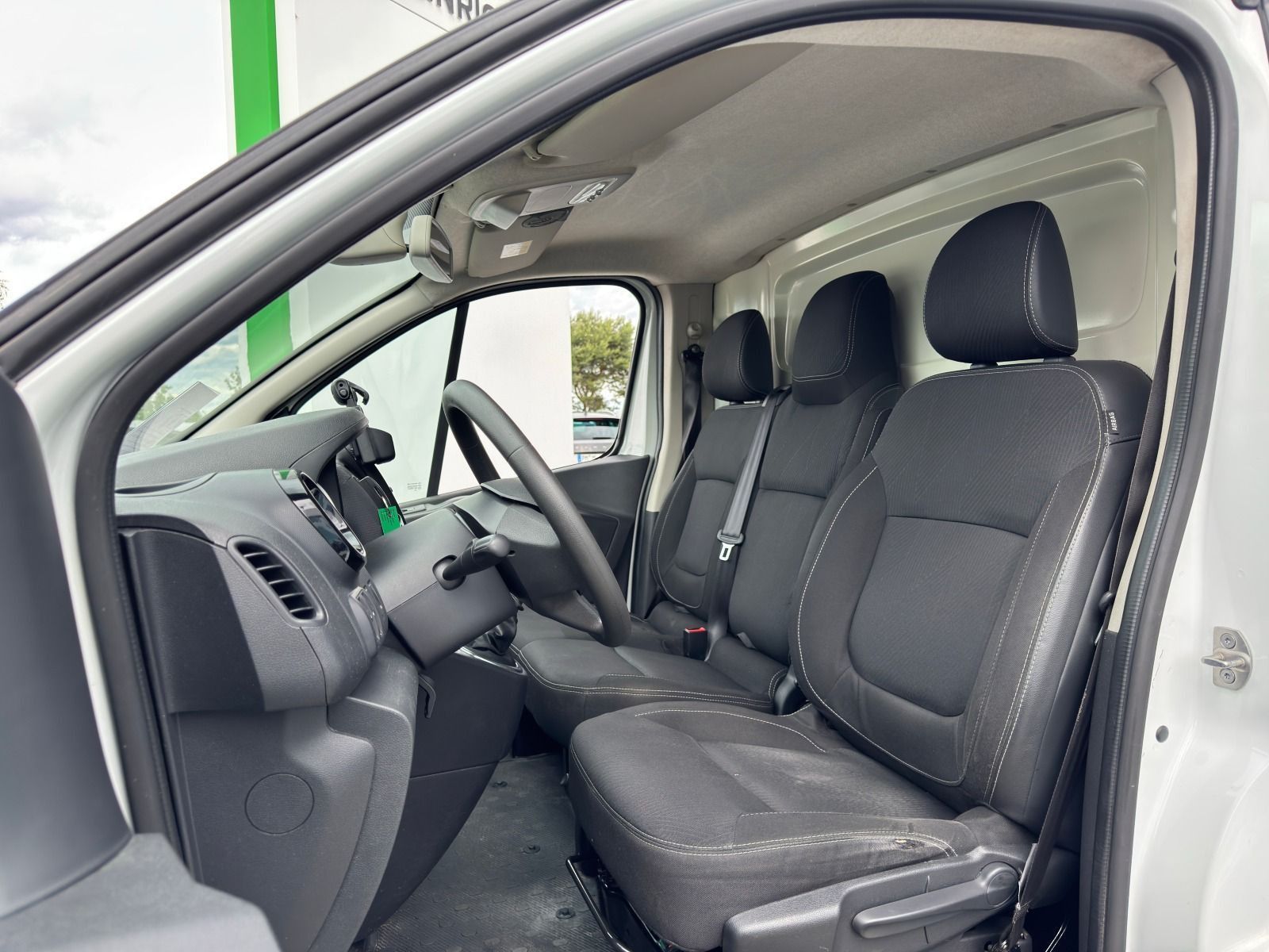 Fahrzeugabbildung Nissan NV300 2,7t dCi 120 DPF L1H1 COMFORT
