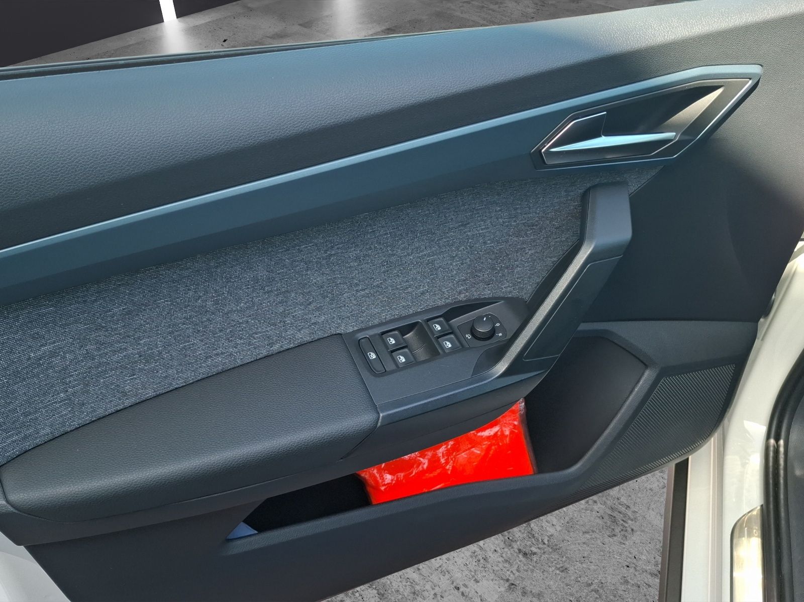 Fahrzeugabbildung SEAT Arona TSI Xperience DSG LED CarPlay VC ACC RFK S