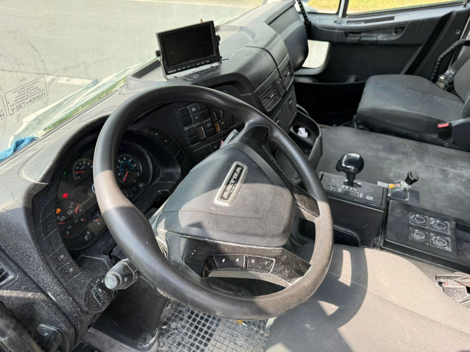 Fahrzeugabbildung Iveco Astra 8x8 Mulden Kipper HD9 86.54