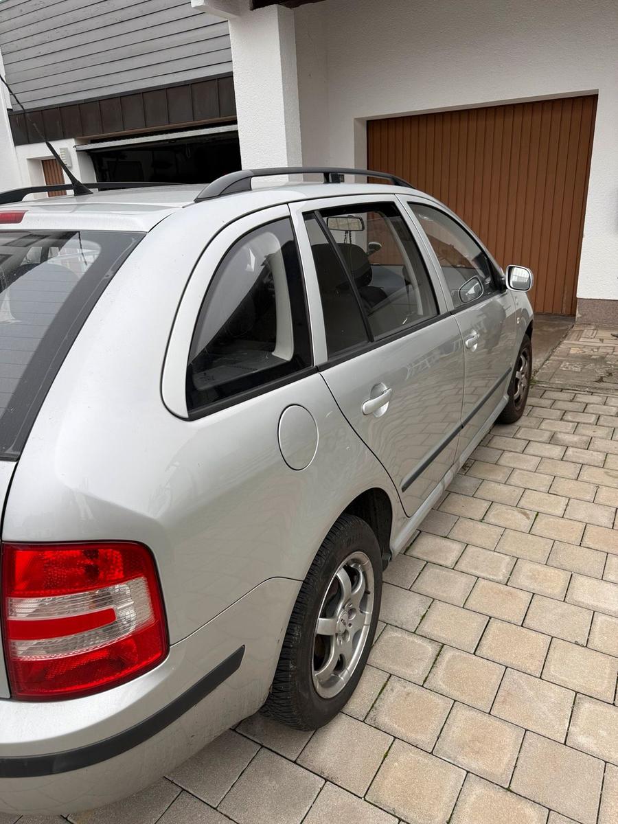 Skoda Fabia 2006 — rear view