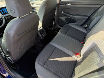 Volkswagen Golf VIII Var. Active+AHK+LED+SHZ+LHzg+Navi+Kame