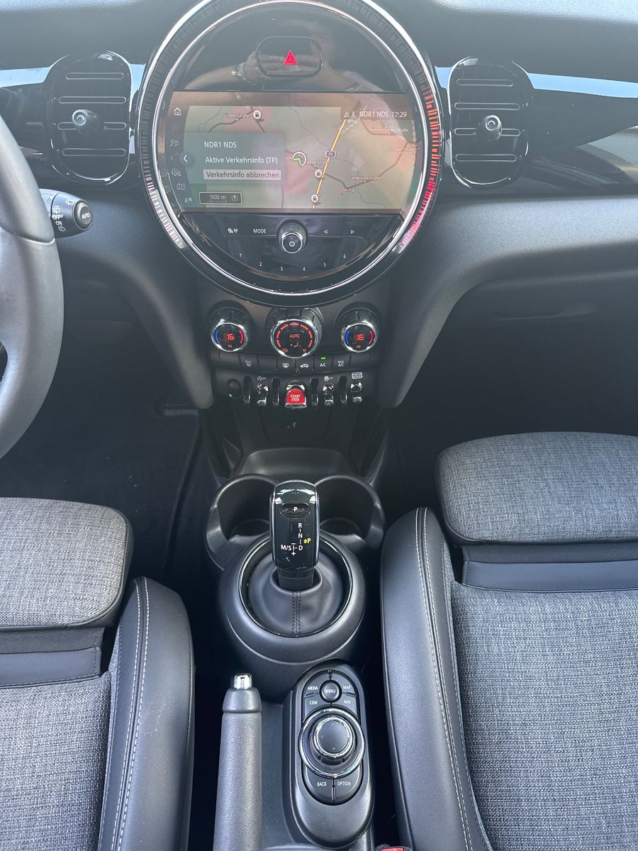 Fahrzeugabbildung MINI Cooper S Aut. Classic Trim NAV+LED+KEYLESS