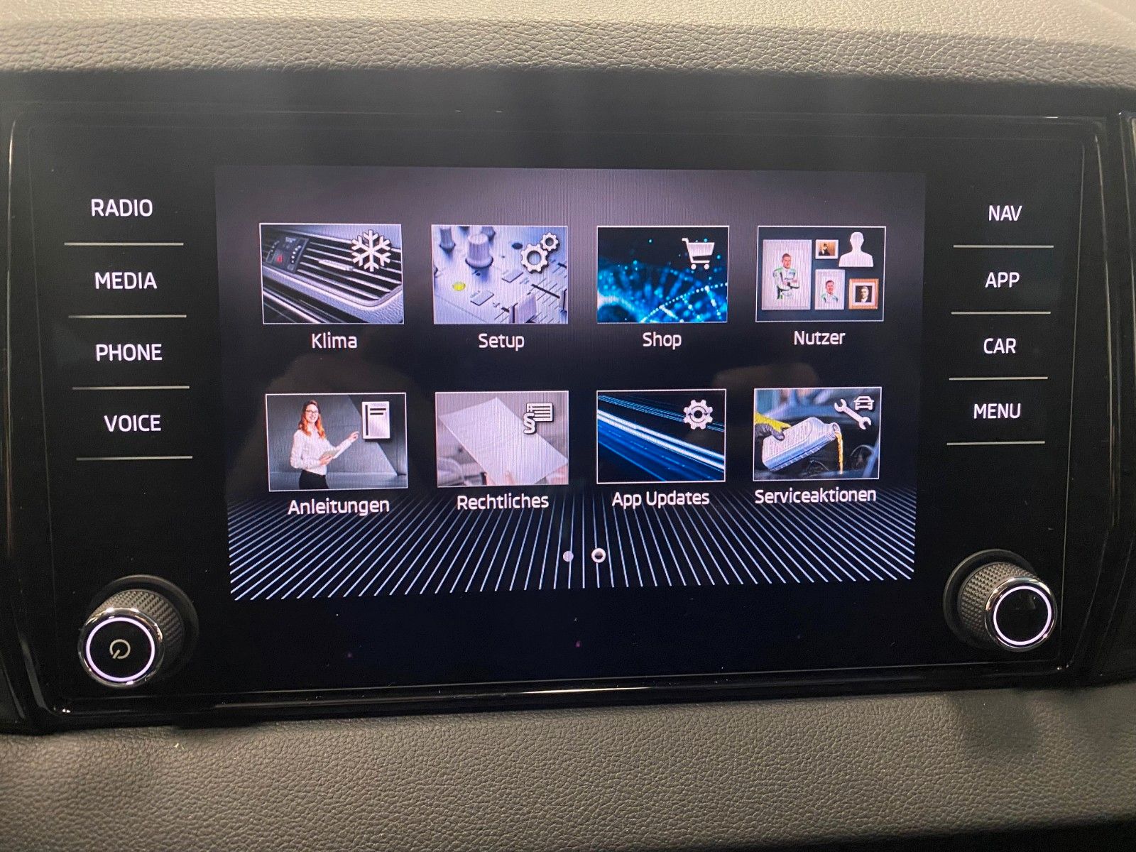 Fahrzeugabbildung SKODA Karoq 1.5 TSI DSG+Garantie 2030 oder 100tKM+NAVI