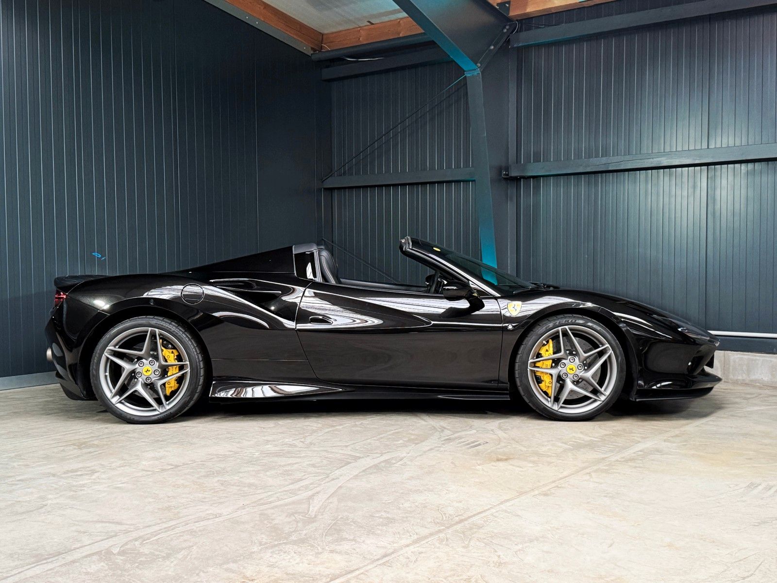 Fahrzeugabbildung Ferrari F8 Spider + Nero Daytona + Carbon + Lift + Garan