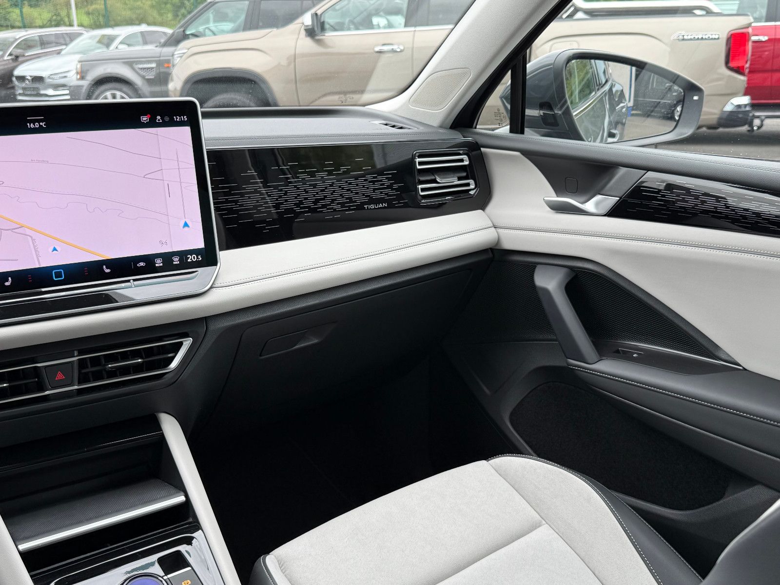 Fahrzeugabbildung Volkswagen Tiguan Elegance AHK ACC HUD LED-Matrix Massage