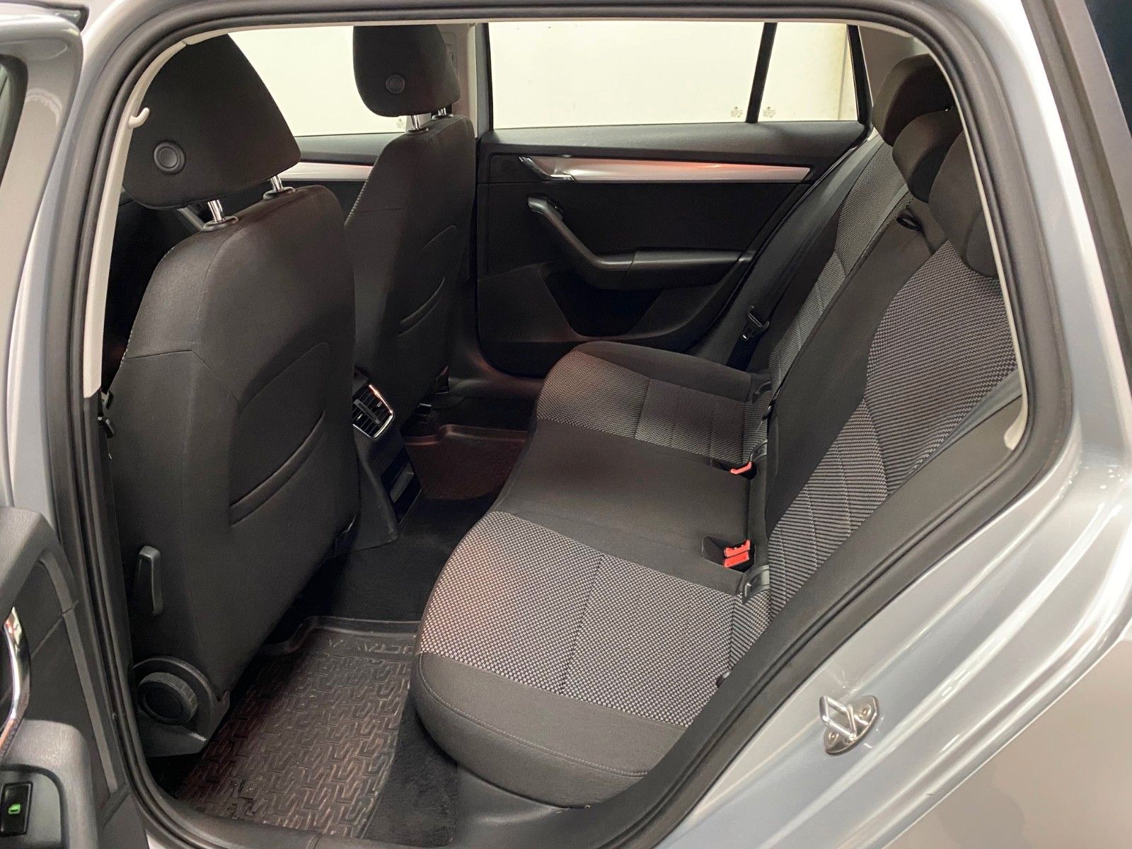 Fahrzeugabbildung SKODA Octavia 2.0 TDI Combi+NAVIGATION+ALU+ALLWETTER++