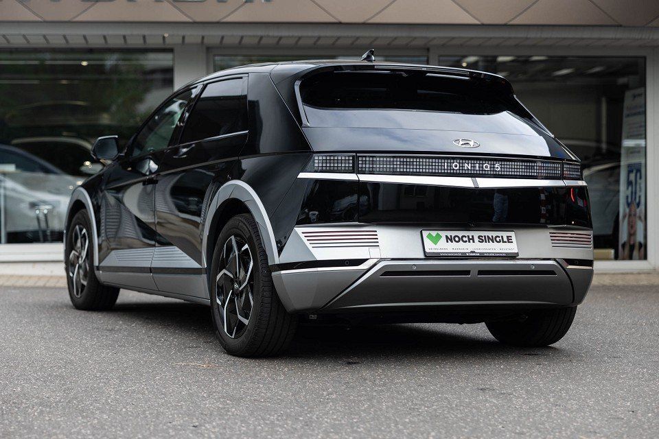 Fahrzeugabbildung Hyundai IONIQ 5 mit Heckantrieb 77,4kWh Batt. UNIQ-Paket