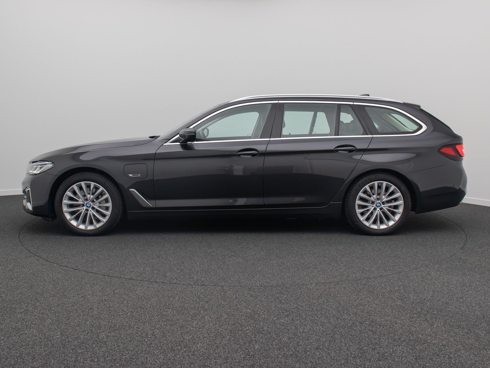 Fahrzeugabbildung BMW 530e xD LuxuryLine Panorama Laser Kamera HUD H/K