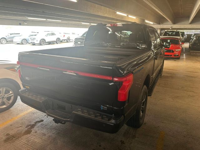 Ford F150 Lightning Lariat grosse Batterie im Vorlauf