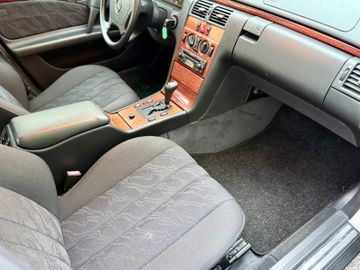 Mercedes E 230 - 12