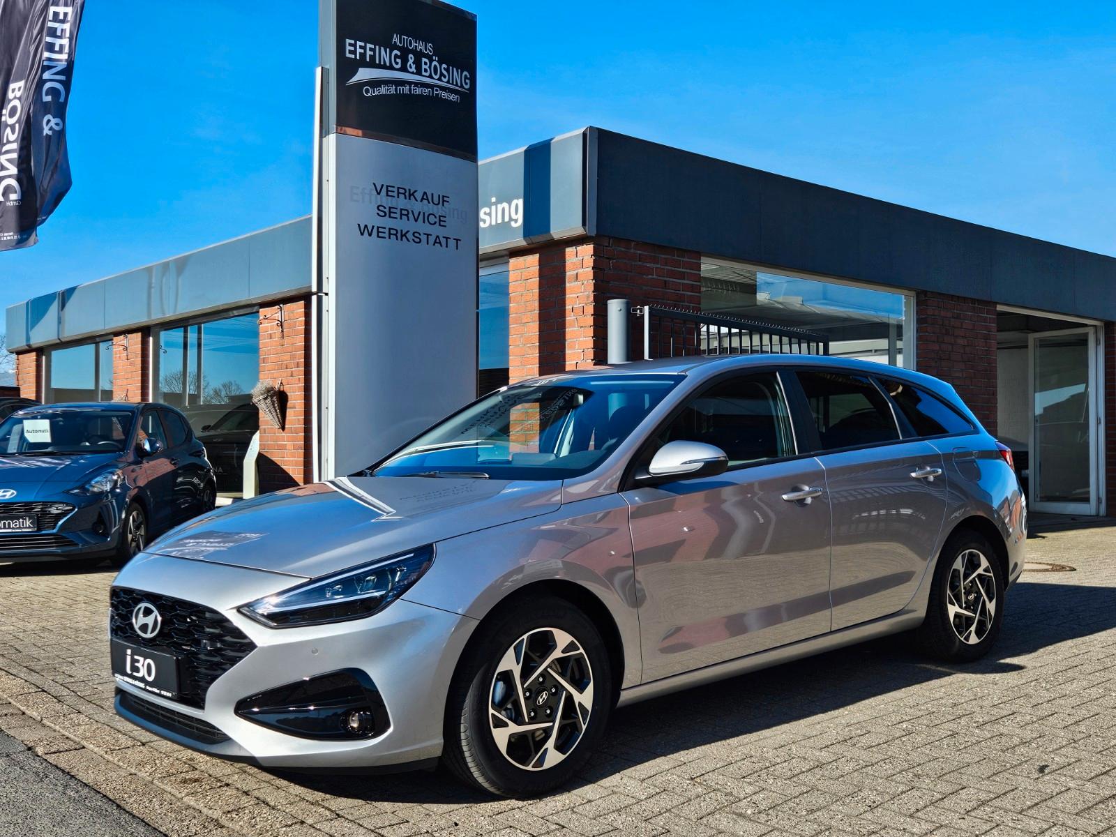 Hyundai i30  CW-FL-Klima-NAV-ALU-PDC V+H-CAM-LED-SHZG