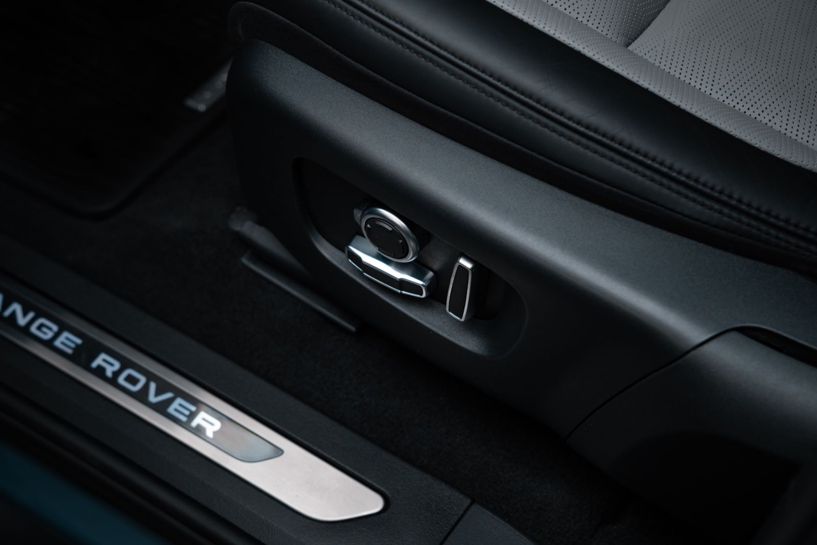 Fahrzeugabbildung Land Rover AUTOBIOGRAPHY/ KOMFORT / WINTER / AHK / MERIDIAN