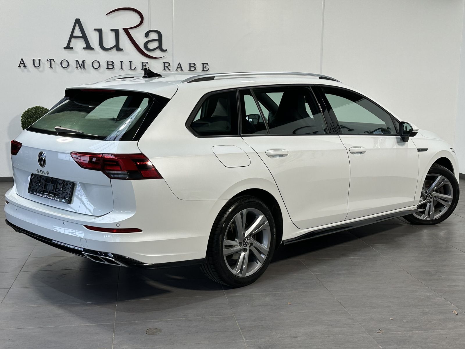 Fahrzeugabbildung Volkswagen Golf Variant 2.0 TDI DSG R-Line NAV+LED+AHK+KAM