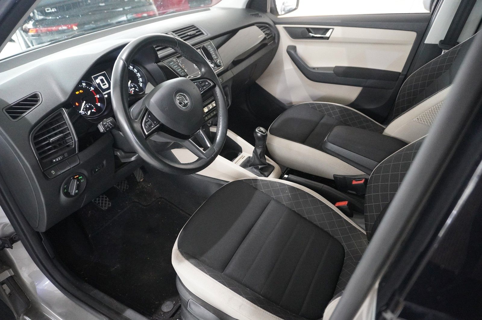 Fahrzeugabbildung SKODA Fabia Combi 1.2 STYLE LED/PDC/KLIMA/SH/USB/NEBEL