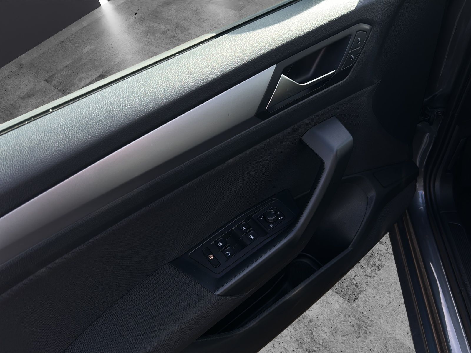 Fahrzeugabbildung Volkswagen T-Roc TSI Life LED Navi AID APP SH LM