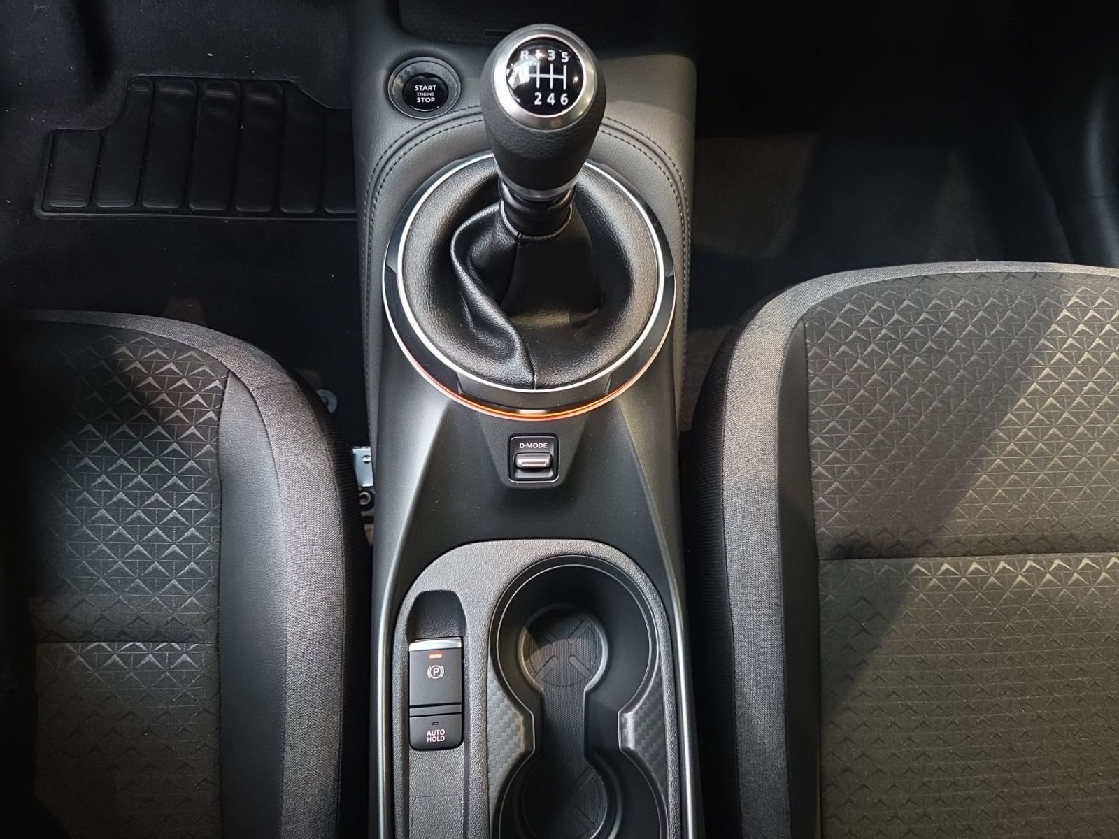 Fahrzeugabbildung Nissan Juke 1.0 DIG-T N-Connecta 114 PS Handschalter *S