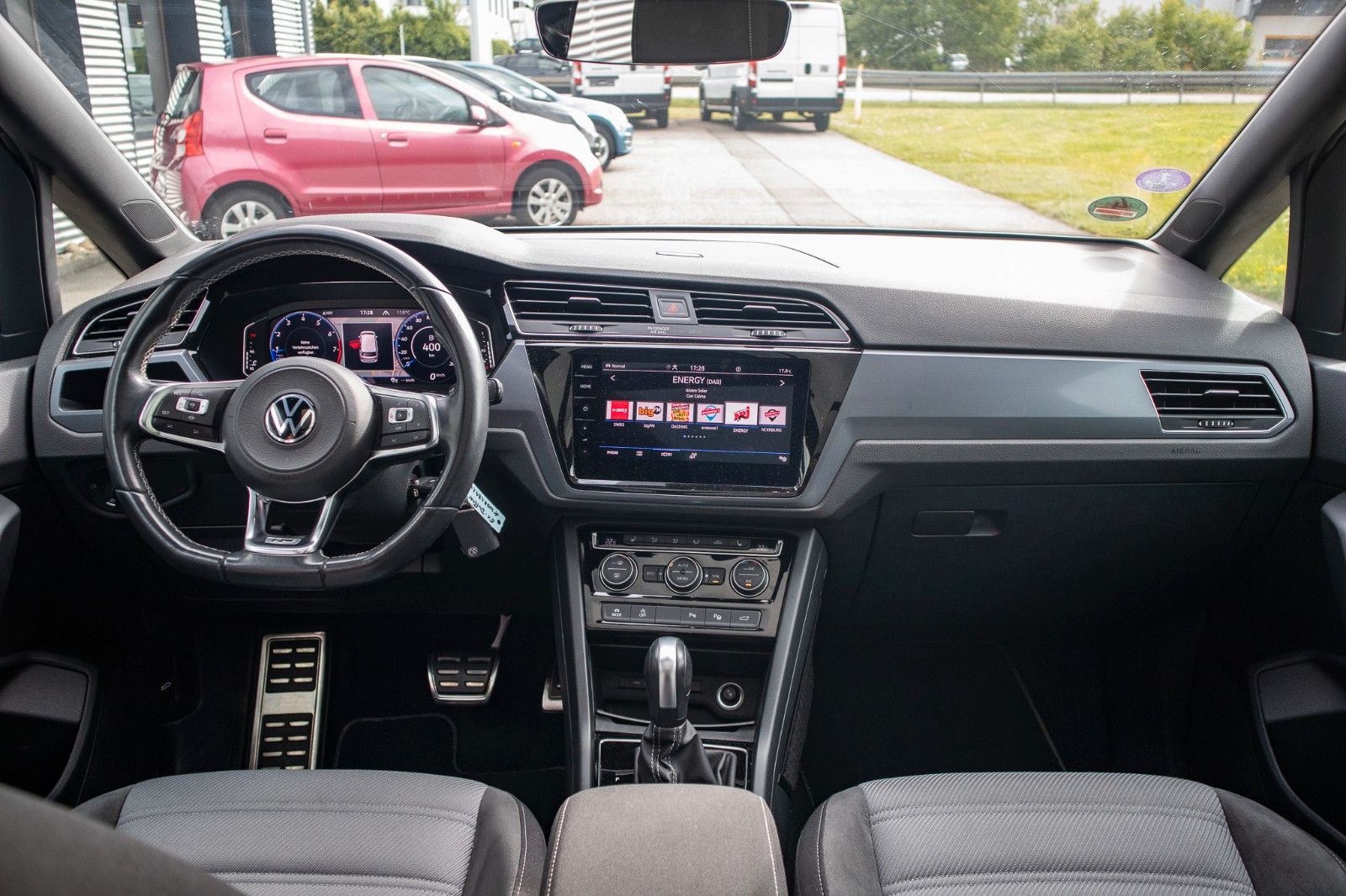 Fahrzeugabbildung Volkswagen Touran Highline R-Line*AHK*DSG*PANO*
