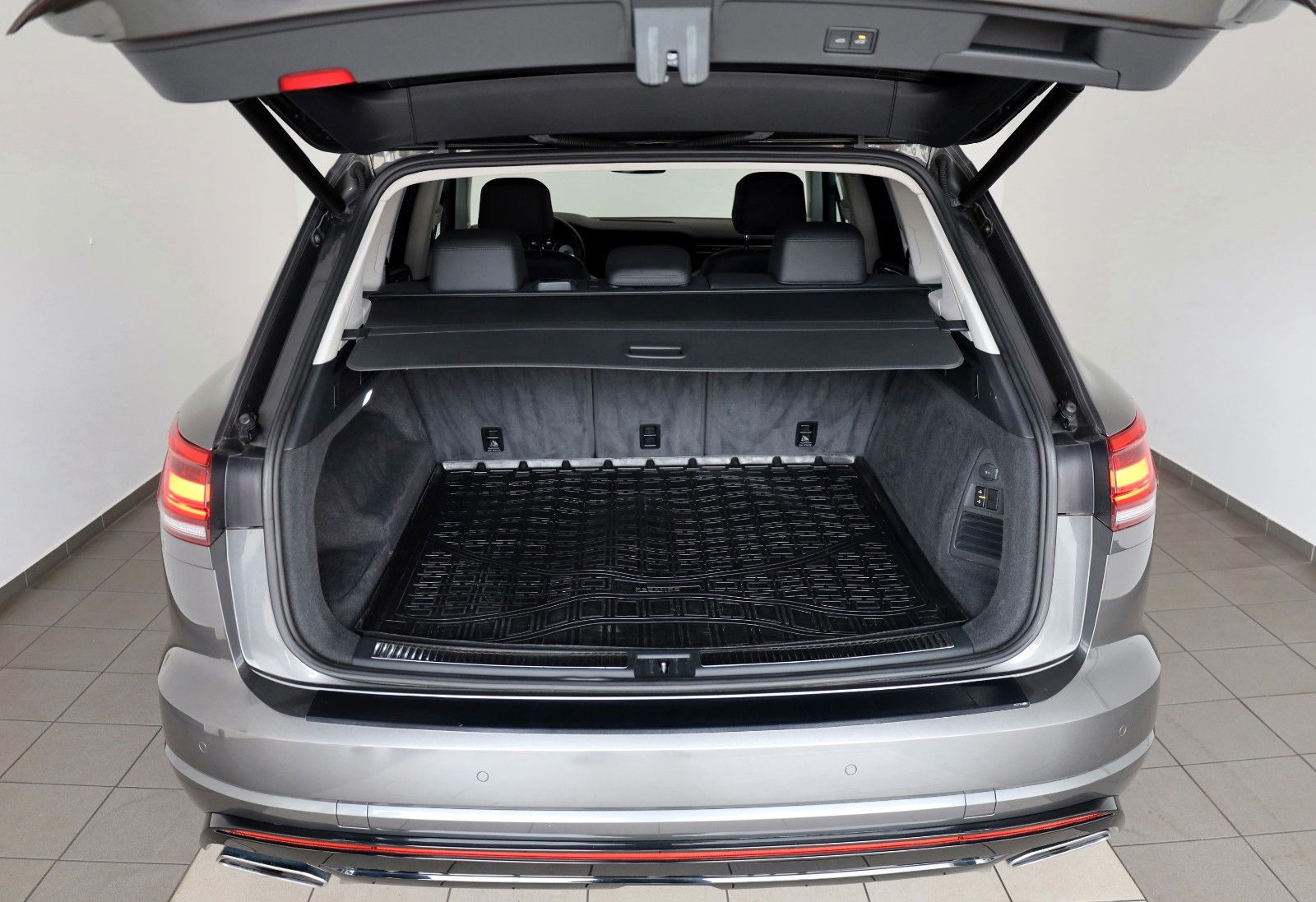 Fahrzeugabbildung Volkswagen Touareg Elegance 4M,R-Line,Keyless,AHK el,SR+WR