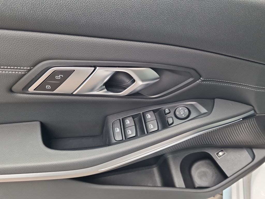 BMW 330 e Sport Line LED DAB AHK RFK Shz uvm.