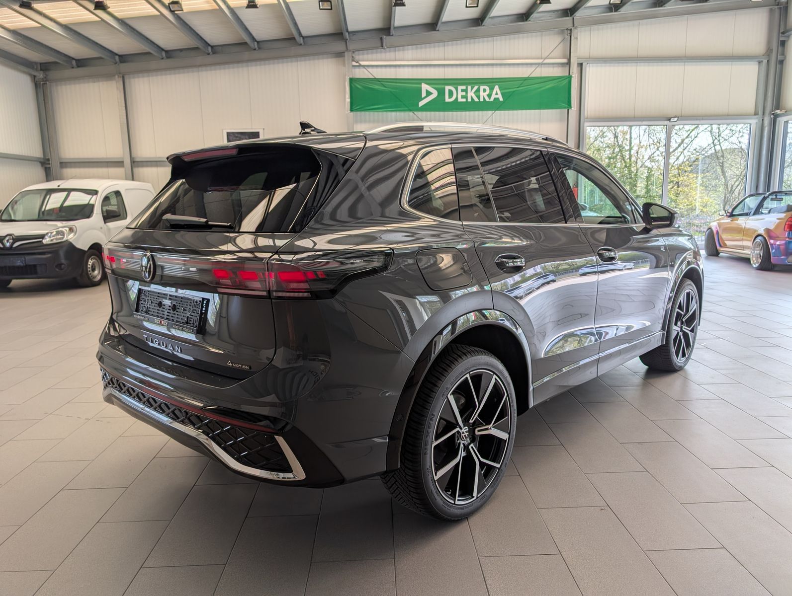 Fahrzeugabbildung Volkswagen Tiguan 2.0TDI R-Line 4M Pano H/K AHK Matrix 20"