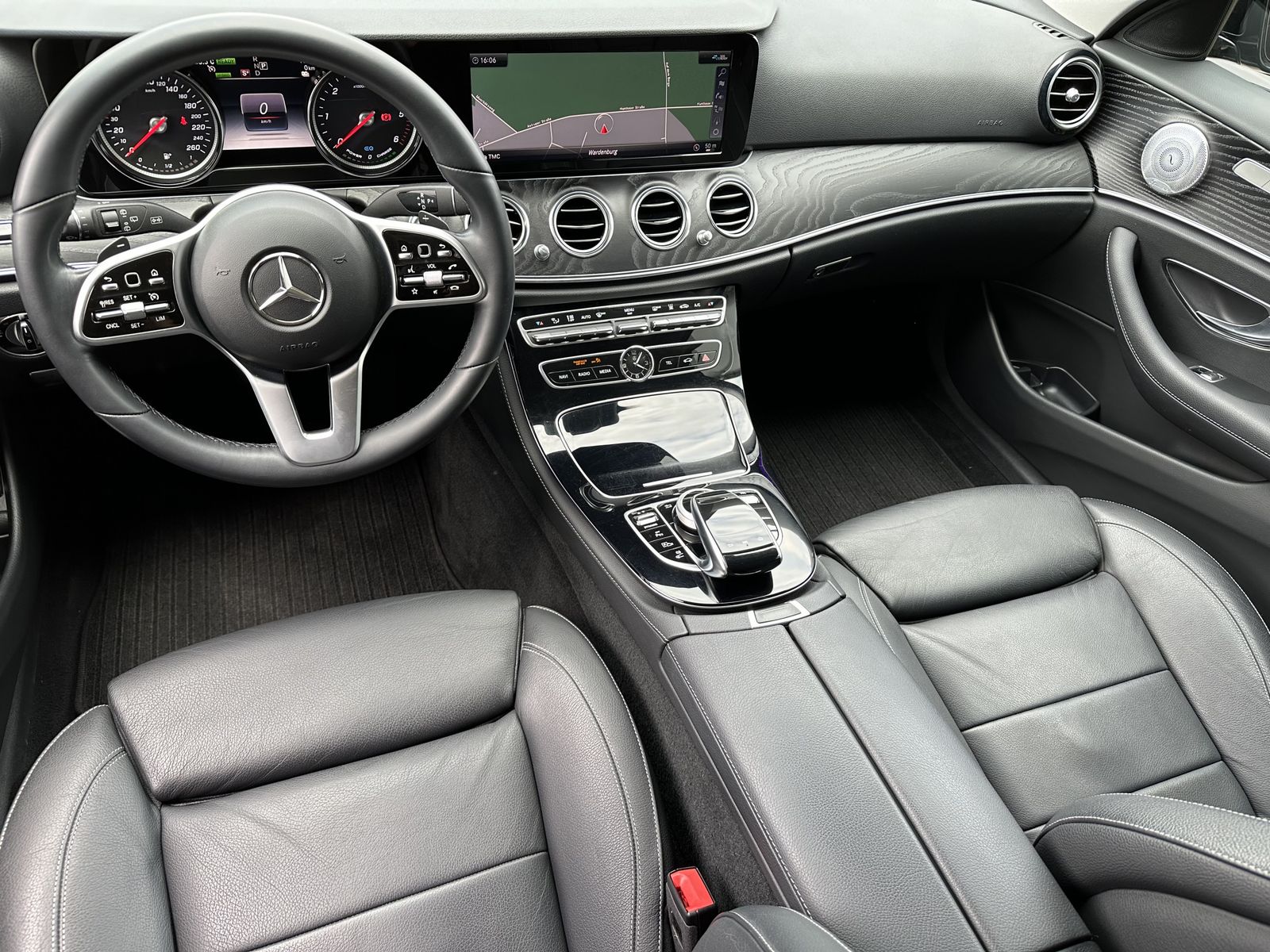 Fahrzeugabbildung Mercedes-Benz E 300de T AMG-Line NAV+LED+AHK+KAMERA+HEAD-UP+PP