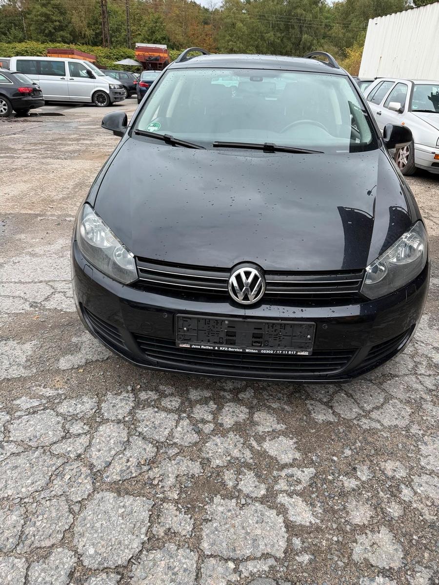 Volkswagen Golf 2010 — салон
