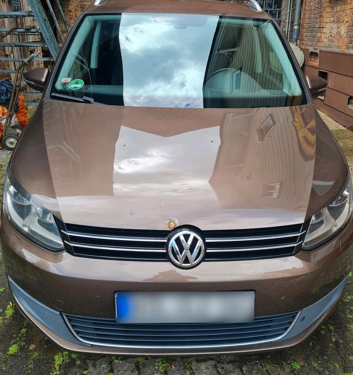 Volkswagen Touran 2011 — rear view