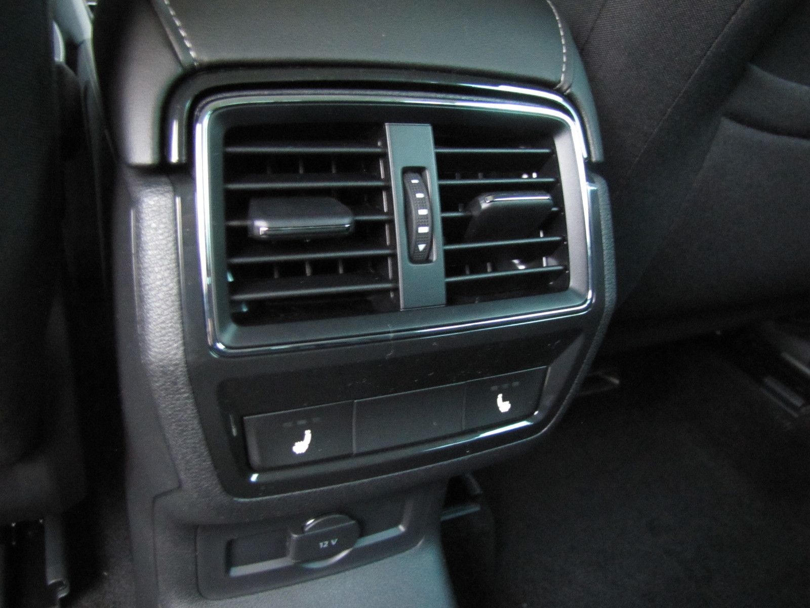 Fahrzeugabbildung SKODA Karoq Selection 2.0l TDI 150PS 7-Gang DSG 4x4