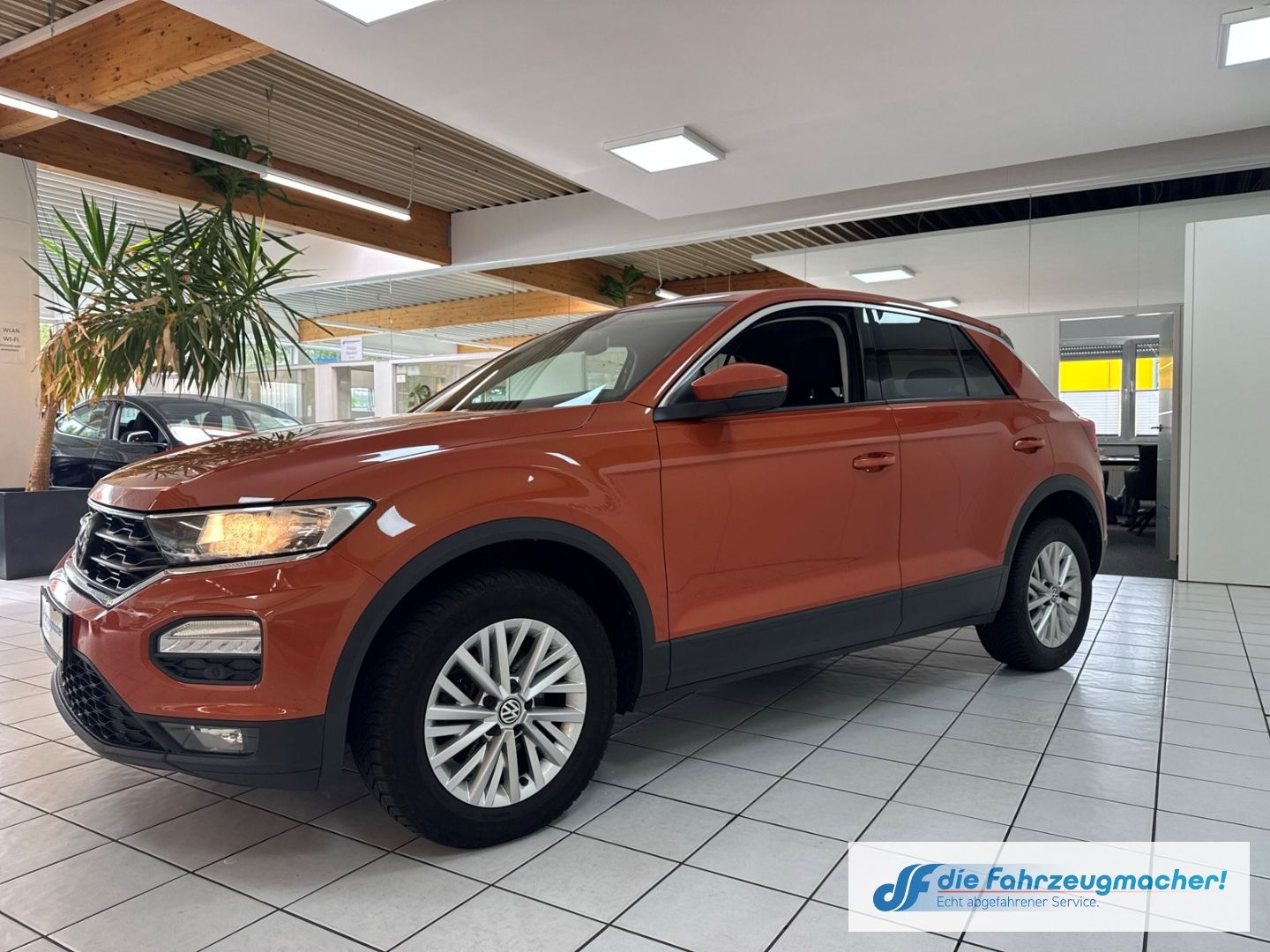 Fahrzeugabbildung Volkswagen T-Roc Basis 1.6 TDI EU6d-T Navi Apple CarPlay An