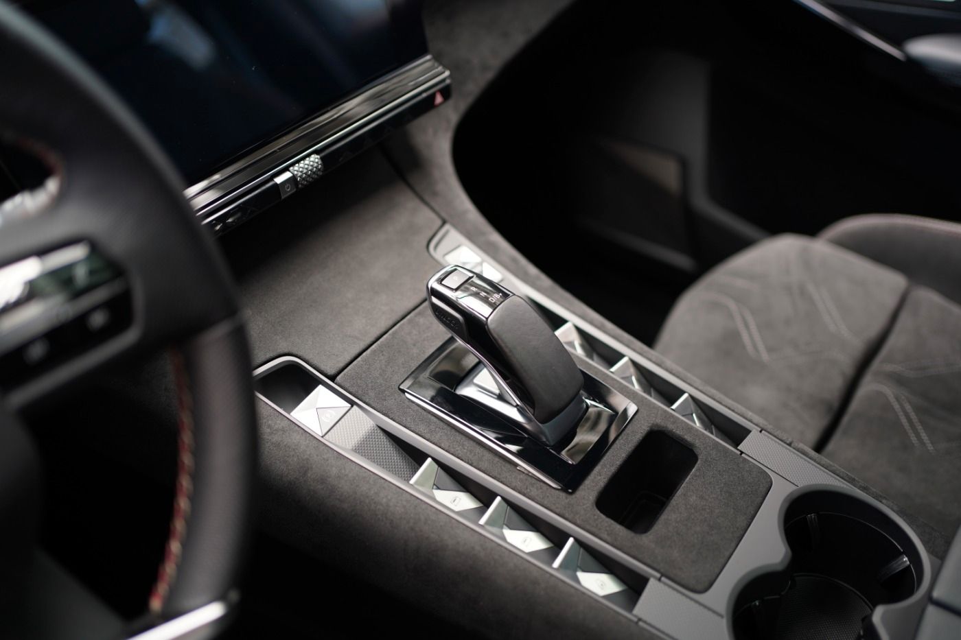 Fahrzeugabbildung DS Automobiles DS7 Crossback E-Tense 225 Performance Line+