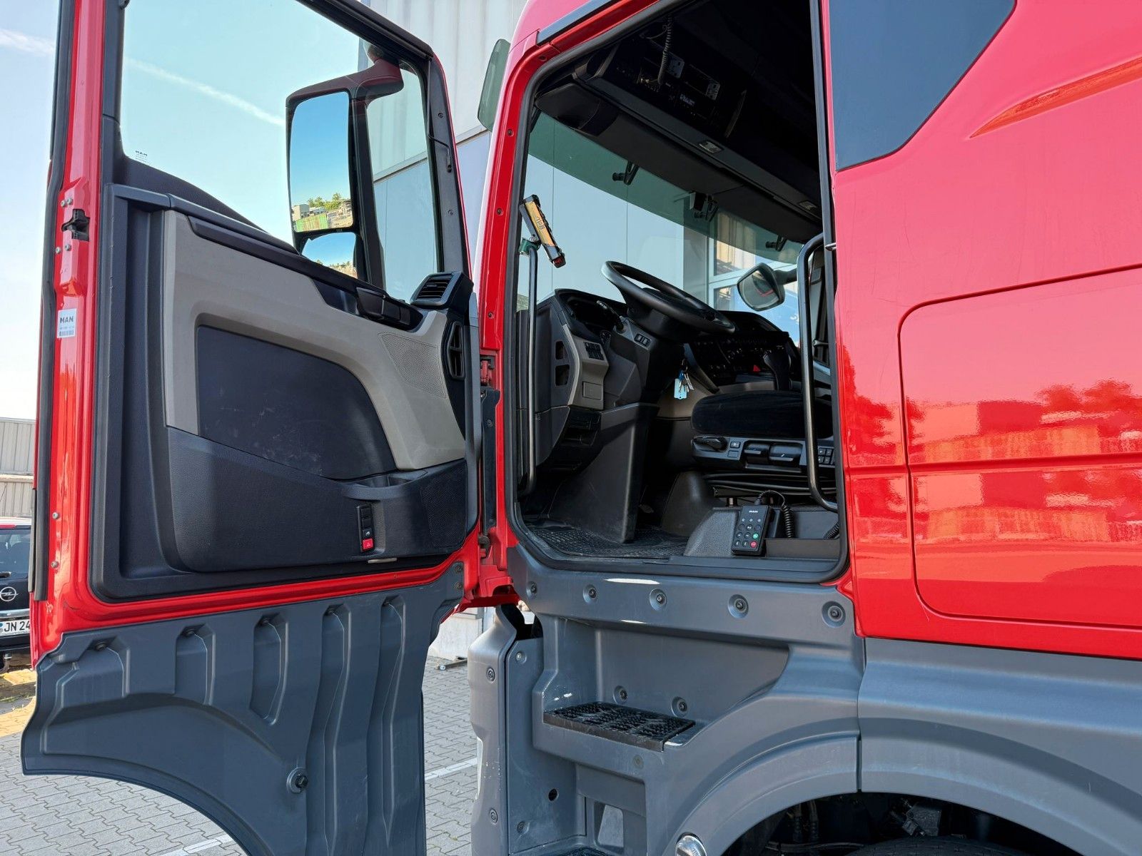 Fahrzeugabbildung MAN TGX 26.470 6x2-4 BL VDL P-18 Absetzkipper Funk.