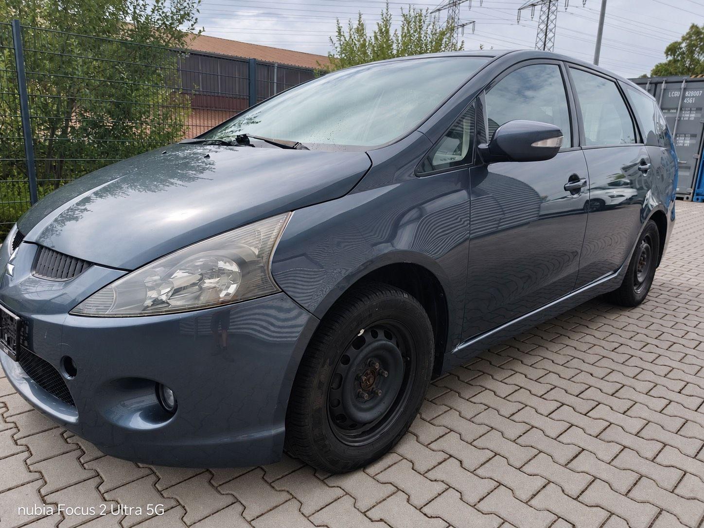Mitsubishi Grandis 2006 — салон