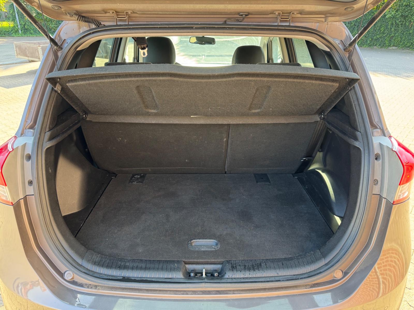 Hyundai ix20 2011 — photo 12