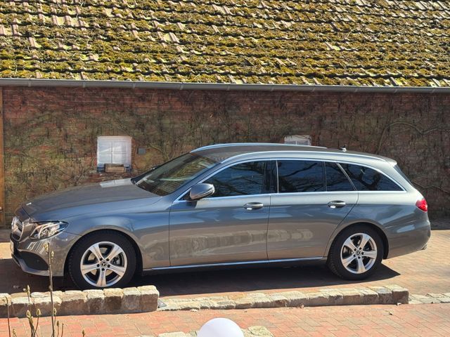 MERCEDES-BENZ E 220d T AVANTGARDE Autom.